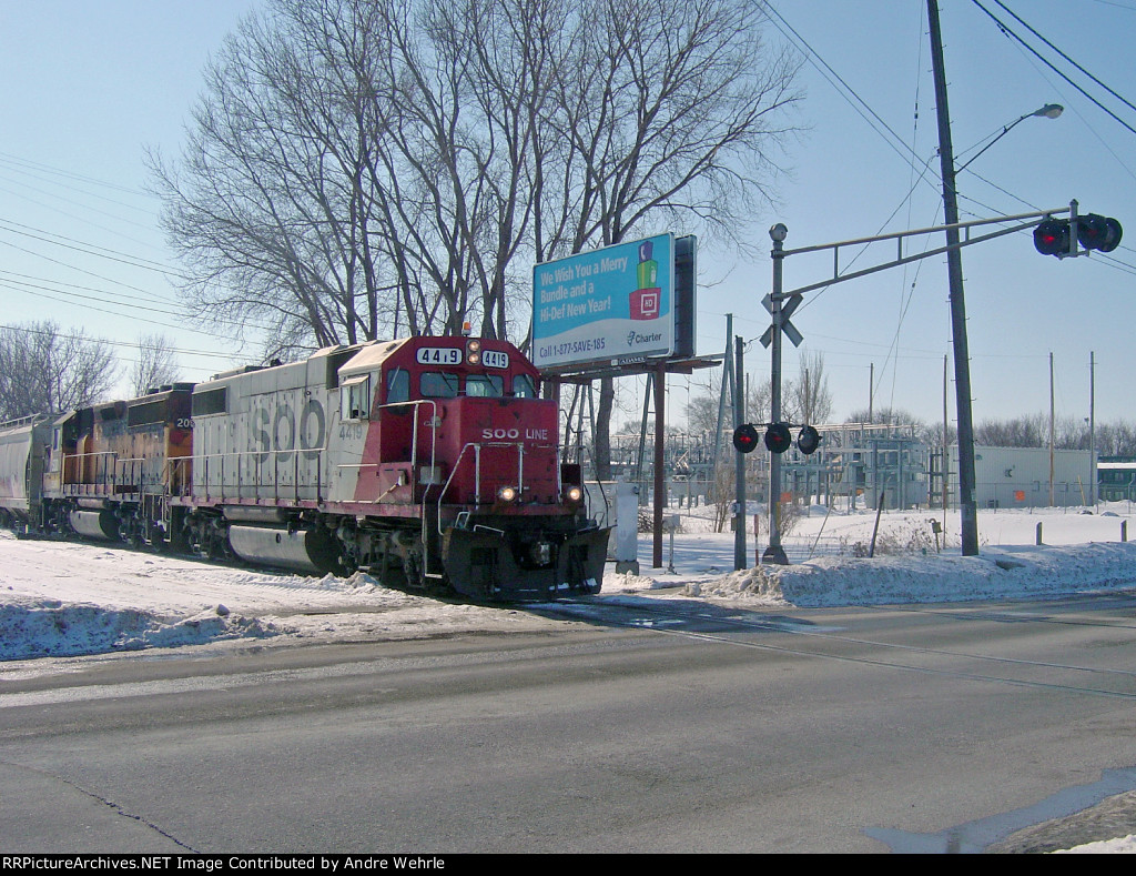 SOO 4419 approaching Commercial Avenue